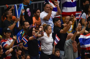 Kualumpur-Malezya-27 Ağustos 2017: Tayland, Malezya 'da düzenlenen 29. Kadın voleybol müsabakaları sırasında Tayland ve Endonezya arasında oynanan tanımlanamayan Tayland taraftarları