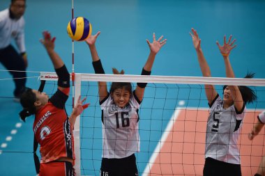 Kualumpur-Malezya-27 Ağustos 2017: Tayland, Malezya 'da düzenlenen 29. Kadın voleybol müsabakaları sırasında Tayland ve Endonezya milli takımı oyuncusu