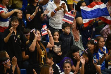 Kualumpur-Malezya-27 Ağustos 2017: Tayland, Malezya 'da düzenlenen 29. Kadın voleybol müsabakaları sırasında Tayland ve Endonezya arasında oynanan tanımlanamayan Tayland taraftarları