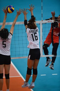 Kualumpur-Malezya-27 Ağustos 2017: Tayland, Malezya 'da düzenlenen 29. Kadın voleybol müsabakaları sırasında Tayland ve Endonezya milli takımı oyuncusu