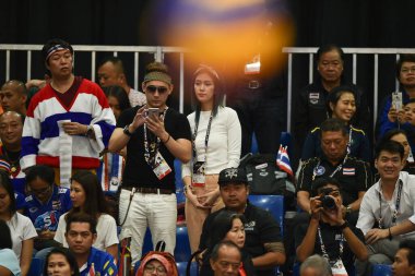 Kualumpur-Malezya-27 Ağustos 2017: Tayland, Malezya 'da düzenlenen 29. Kadın voleybol müsabakaları sırasında Tayland ve Endonezya arasında oynanan tanımlanamayan Tayland taraftarları