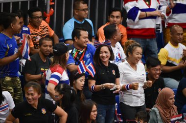 Kualumpur-Malezya-27 Ağustos 2017: Tayland, Malezya 'da düzenlenen 29. Kadın voleybol müsabakaları sırasında Tayland ve Endonezya arasında oynanan tanımlanamayan Tayland taraftarları