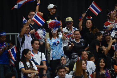 Kualumpur-Malezya-27 Ağustos 2017: Tayland, Malezya 'da düzenlenen 29. Kadın voleybol müsabakaları sırasında Tayland ve Endonezya arasında oynanan tanımlanamayan Tayland taraftarları