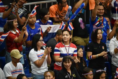 Kualumpur-Malezya-27 Ağustos 2017: Tayland, Malezya 'da düzenlenen 29. Kadın voleybol müsabakaları sırasında Tayland ve Endonezya arasında oynanan tanımlanamayan Tayland taraftarları