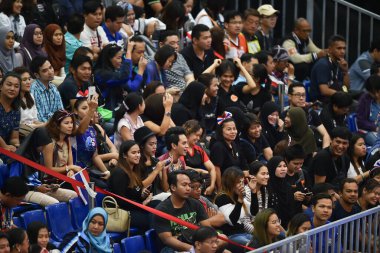 Kualumpur-Malezya-27 Ağustos 2017: Tayland, Malezya 'da düzenlenen 29. Kadın voleybol müsabakaları sırasında Tayland ve Endonezya arasında oynanan tanımlanamayan Tayland taraftarları