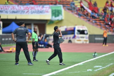 Shah alam, Malezya, 15Ağustos 2017: Ithsara Sritharo 28. SEAmes Oyunları 'nda Malezya' nın Şah Alam stadyumunda oynanan maçta yardımcı antrenör