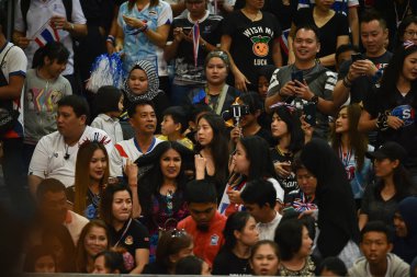 Kualumpur-Malezya-27 Ağustos 2017: Tayland, Malezya 'da düzenlenen 29. Kadın voleybol müsabakaları sırasında Tayland ve Endonezya arasında oynanan tanımlanamayan Tayland taraftarları