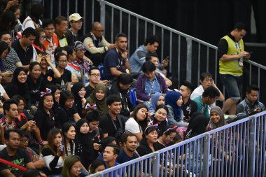 Kualumpur-Malezya-27 Ağustos 2017: Tayland, Malezya 'da düzenlenen 29. Kadın voleybol müsabakaları sırasında Tayland ve Endonezya arasında oynanan tanımlanamayan Tayland taraftarları
