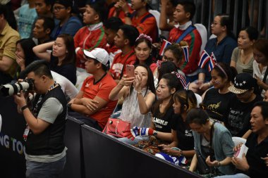 Kualumpur-Malezya-27 Ağustos 2017: Tayland, Malezya 'da düzenlenen 29. Kadın voleybol müsabakaları sırasında Tayland ve Endonezya arasında oynanan tanımlanamayan Tayland taraftarları