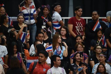 Kualumpur-Malezya-27 Ağustos 2017: Tayland, Malezya 'da düzenlenen 29. Kadın voleybol müsabakaları sırasında Tayland ve Endonezya arasında oynanan tanımlanamayan Tayland taraftarları