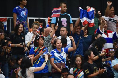 Kualumpur-Malezya-27 Ağustos 2017: Tayland, Malezya 'da düzenlenen 29. Kadın voleybol müsabakaları sırasında Tayland ve Endonezya arasında oynanan tanımlanamayan Tayland taraftarları