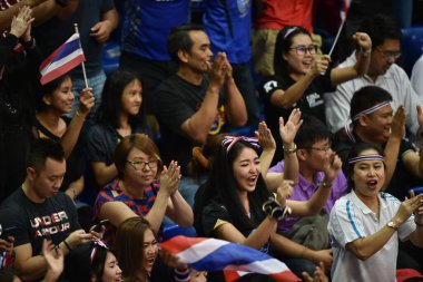 Kualumpur-Malezya-27 Ağustos 2017: Tayland, Malezya 'da düzenlenen 29. Kadın voleybol müsabakaları sırasında Tayland ve Endonezya arasında oynanan tanımlanamayan Tayland taraftarları