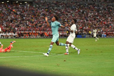 Kallang-Singapur-28 Temmuz 2018: Alex iwobi # 17 Cephanelik Oyuncusu icc2018 'de Paris Saint-Alman Ulusal Stadyumu, Singapur' daki cephaneliğe karşı savaşıyor