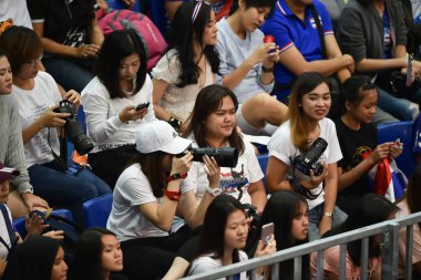 Kualumpur-Malezya-27 Ağustos 2017: Tayland, Malezya 'da düzenlenen 29. Kadın voleybol müsabakaları sırasında Tayland ve Endonezya arasında oynanan tanımlanamayan Tayland taraftarları