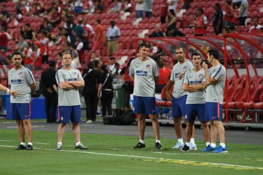 Kallang-Singapur-26Jul2018: Atletico Madrid 'in personel koçu atletico de Madrid Ulusal Stadyumu, Singapur' daki Arsenal 'e karşı 2018' den önce harekete geçti