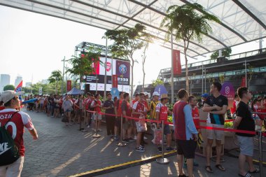 Kallang-Singapur-28 Temmuz 2018: Singapur 'daki ulusal stadyumdaki Paris Saint-Almanya maçında 2018' den önce kimliği belirsiz taraftarlar kupa ile karşılaştı