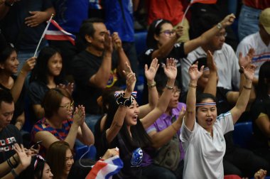 Kualumpur-Malezya-27 Ağustos 2017: Tayland, Malezya 'da düzenlenen 29. Kadın voleybol müsabakaları sırasında Tayland ve Endonezya arasında oynanan tanımlanamayan Tayland taraftarları
