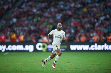 Kallang-Singapur-28Jul2018: Kevin Rimane # 32 PSG Oyuncusu icc2018 'de Paris Saint-Almanya Ulusal Stadyumu, Singapur' daki cephaneliğe karşı savaşıyor