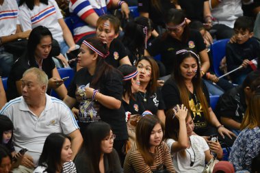 Kualumpur-Malezya-27 Ağustos 2017: Tayland, Malezya 'da düzenlenen 29. Kadın voleybol müsabakaları sırasında Tayland ve Endonezya arasında oynanan tanımlanamayan Tayland taraftarları