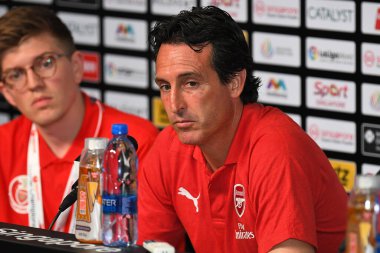 Kallang-Singapur-26 Haziran 2018: Unai Emery Arsenal basın toplantısından sonra Arsenal Arsenal ile Singapur Milli Stadyumu, Singgapur 'daki Atletico de Madrid maçının baş antrenörü