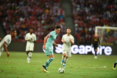 Kallang-Singapur-28 Temmuz 2018: Mesut Ozil # 10 Cephanelik Oyuncusu icc2018 'de Paris Saint-Alman Ulusal Stadyumu, Singapur' daki cephaneliğe karşı savaşıyor