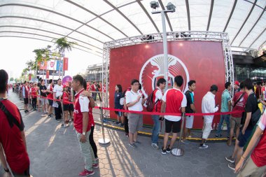 Kallang-Singapur-28 Temmuz 2018: Singapur 'daki ulusal stadyumdaki Paris Saint-Almanya maçında 2018' den önce kimliği belirsiz taraftarlar kupa ile karşılaştı