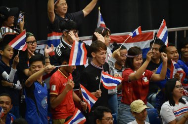 Kualumpur-Malezya-27 Ağustos 2017: Tayland, Malezya 'da düzenlenen 29. Kadın voleybol müsabakaları sırasında Tayland ve Endonezya arasında oynanan tanımlanamayan Tayland taraftarları