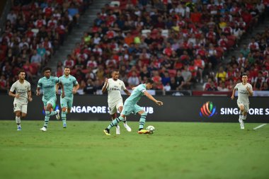 Kallang-Singapur-28 Temmuz 2018: Mesut Ozil # 10 Cephanelik Oyuncusu icc2018 'de Paris Saint-Alman Ulusal Stadyumu, Singapur' daki cephaneliğe karşı savaşıyor