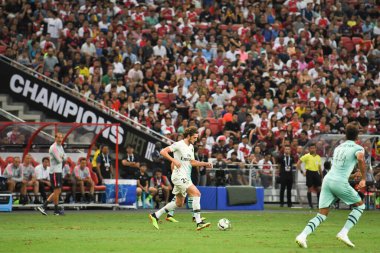 Kallang-Singapur-28 Temmuz 2018: Adrien kuduz # 25 PSG oyuncusu Buz 2018 'de Paris Saint-Alman Ulusal Stadyumu, Singapur' daki cephaneliğe karşı savaşıyor