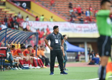 Shah alam, Malezya, 15 Ağustos 2017: Worrawoot Srimaka 28. SEAGames sırasında Malezya 'nın Şah Alam Stadyumu' nda oynanan karşılaşma sırasında Tayland teknik direktörü