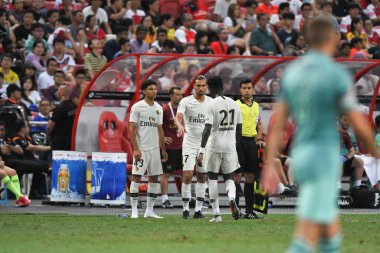 Kallang-Singapur-28 Haziran 2018: PSG oyuncusu, 2018 yılında Singapur 'daki ulusal stadyumda Paris Saint-Almanya' ya karşı cephanelik arasında değişen bir değişime hazırlanıyor.