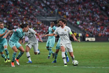 Kallang-Singapur-28 Temmuz 2018: Adrien kuduz # 25 PSG oyuncusu Buz 2018 'de Paris Saint-Alman Ulusal Stadyumu, Singapur' daki cephaneliğe karşı savaşıyor