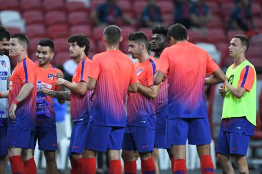 Kallang-Singapur-30Jul2018: Atletico Madrid 'in oyuncusu, Atletico Madrid ile Atletico Madrid arasında Singapur' daki ulusal stadyumdaki Paris Saint-Alman maçında ısınma turu yapıyor.