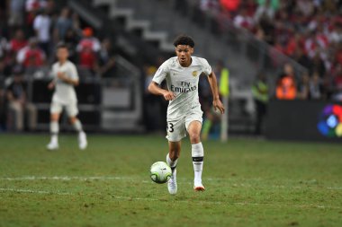 Kallang-Singapur-28 Temmuz 2018: Alexandre Fressange # 43 PSG Oyuncusu icc2018 'de Paris Saint-Alman Ulusal Stadyumu, Singapur' daki cephaneliğe karşı savaşıyor.