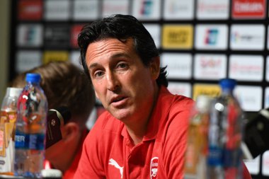 Kallang-Singapur-26 Haziran 2018: Unai Emery Arsenal basın toplantısından sonra Arsenal Arsenal ile Singapur Milli Stadyumu, Singgapur 'daki Atletico de Madrid maçının baş antrenörü