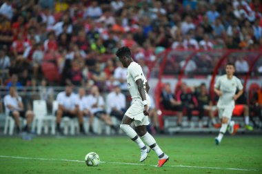 Kallang-Singapur-28 Haziran 2018: Timothy weah # 21 PSG oyuncusu icc2018 'de Paris Saint-Almanya Ulusal Stadyumu, Singapur' daki cephaneliğe karşı savaşıyor
