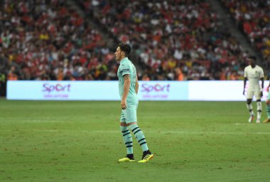Kallang-Singapur-28 Temmuz 2018: Mesut Ozil # 10 Cephanelik Oyuncusu icc2018 'de Paris Saint-Alman Ulusal Stadyumu, Singapur' daki cephaneliğe karşı savaşıyor