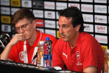 Kallang-Singapur-26 Haziran 2018: Unai Emery Arsenal basın toplantısından sonra Arsenal Arsenal ile Singapur Milli Stadyumu, Singgapur 'daki Atletico de Madrid maçının baş antrenörü