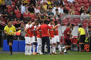 Kallang-Singapur-26 Haziran 2018: Arsenal oyuncusu, 2018 yılında atletico de madrid ile Singapur 'daki ulusal stadyumdaki cephanelik arasında değişen değişime hazırlanıyor.
