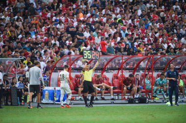 Kallang-Singapur-28 Temmuz 2018: ICC2018 'de Paris Saint-Alman Ulusal Stadyumu, Singapur' daki Cephanelik Arsenal maçında yedek hakem.