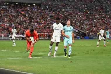 Kallang-Singapur-28 Temmuz 2018: Mesut Ozil # 10 Cephanelik Oyuncusu icc2018 'de Paris Saint-Alman Ulusal Stadyumu, Singapur' daki cephaneliğe karşı savaşıyor