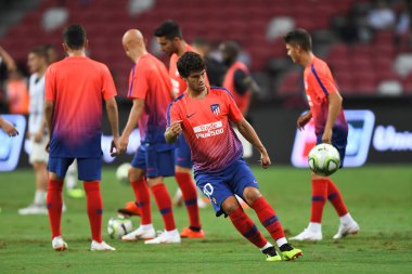 Kallang-Singapur-30 Temmuz 2018: Roberto olabe # 30 Atletico Madrid oyuncusu buz 2018 'de Atletico Madrid ile ulusal stadyumdaki Paris Saint-Alman maçında ısındı.
