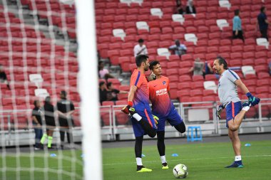 Kallang-Singapur-30 Temmuz 2018: Atletico Madrid 'in oyuncusu, Atletico Madrid ile Singapur' daki Paris Saint-Alman Ulusal Stadyumu 'nda oynanan karşılaşma sırasında ısındı.