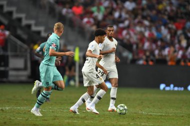 Kallang-Singapur-28 Temmuz 2018: Alexandre Fressange # 43 PSG oyuncusu, 2018 'de, Singapur' daki Paris Saint-Almanya Stadyumu 'ndaki cephaneliğe karşı savaşıyor. 
