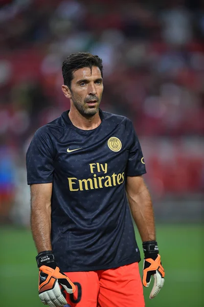 Kallang-Singapur-28 Temmuz 2018: Gianluigi Buffon # 30 PSG Oynatıcısı icc2018 'de Paris Saint-Alman Ulusal Stadyumu, Singapur' da Cephanelik ile mücadele ederken