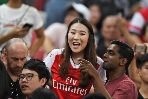 Kallang-Singapur-28 Temmuz 2018: Singapur 'daki ulusal stadyumdaki Paris Saint-Almanya maçında 2018' den önce kimliği belirsiz taraftarlar kupa ile karşılaştı