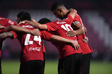 NONTHABURI, THAILAND - 23 Şubat 2021: Mirzaev Sardor # 10 SCG MUANGTHONG 'un SCG MUANGTHONG ile SCG STADIUM, Tayland' da PORT FC 'a karşı eylemde