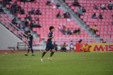 BANGKOK. THAILAND - 11 Kasım 2020: Tayland ile Rajamangkala Stadyumu arasındaki dostluk maçı sırasında Tayland 'ın 3 numaralı Kiattisak Chiamudom