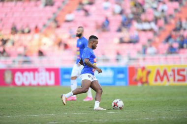 BANGKOK. THAILAND - 11 Kasım 2020: John Baggio # 10 Tayland Millî Futbol Takımı ile Rajamangkala Stadyumu 'nda oynanan dostluk maçı sırasında