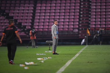 NONTHABURI, THAILAND - 23 Şubat 2021: Mario Gjurovski SCG MUANGTHONG 'un teknik direktörü SCG MUANGTHONG ile SCG STADIUM, Tayland' daki PORT FC 'a karşı